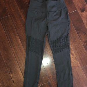 Charcoal leggings with knee accent